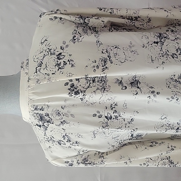 LUSH Woman V-Neck With Button Collar Black & Beige Floral Blouse, Size: S - Picture 6 of 10